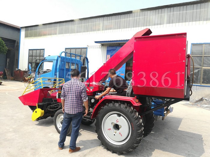 安徽滁州玉米收割机客户来厂提货