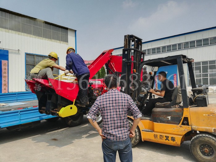 安徽滁州玉米收割机客户来厂提货